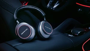 Mercedes-AMG Kopfhörer liegen auf der Mittelkonsole eines Autos
