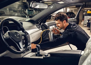 Mercedes-Benz Mechaniker reinigt die Klimaanlage eines Mercedes-Benz