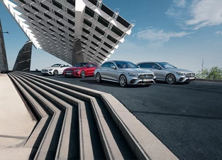 Verschiedene Mercedes Modelle parkend