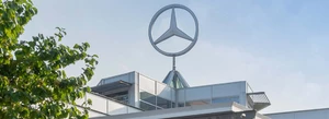 Mercedes Benz STERNPARTNER TESMER Mercedes-Stern auf einem Autohaus