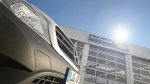 Mercedes LKW steht vor Alltrucks Werkstatt