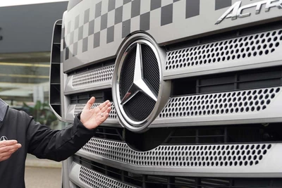 Mercedes Benz Truck-Profis Mercedes Stern Actros