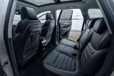 Maxus Euniq6 SUV Innenraum hinten mit schwarzen Sitzen