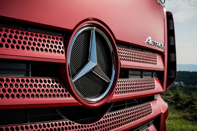 Mercedes Benz Actros LKW rot Nahaufnahme vom Mercedes Stern