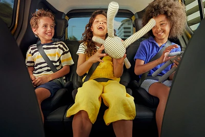 drei Kinder sitzen auf der Rückbank einer Mercedes-Benz T-Klasse
