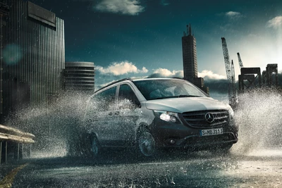 Mercedes-Benz Vito fährt durch Pützen bei Regen