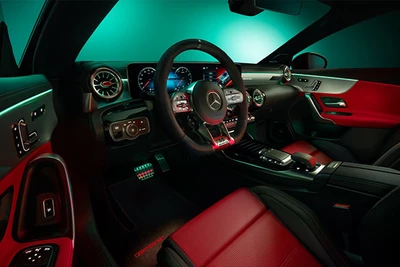 Mercedes-AMG CLA Coupé rot schwarzes Interieur