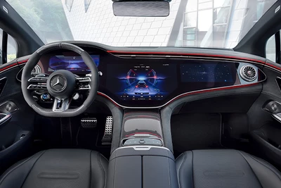 Sicht vom Fahrer- und Beifahrersitz auf Lenkrad und Display der AMG EQE Limousine