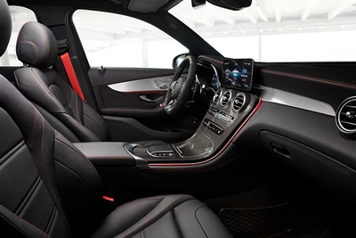 Mercedes-AMG GLC43 Interieur schwarze Sitze rote Anschnallgurte
