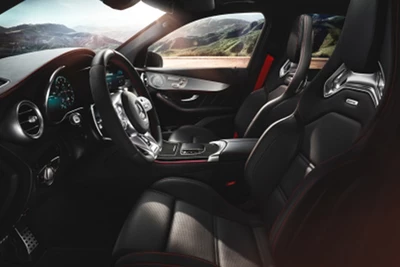 Mercedes-AMG GLC Interieur schwarze Sitze rote Anschnallgurte