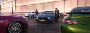 Mercedes-AMG GT 4-Türer Coupé in verschiedenen Farben auf einem Parkplatz