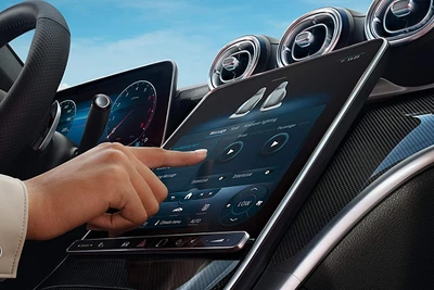 Mercedes-Benz C-Klasse Multimediasystem wird bedient