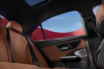 Mercedes-Benz C-Klasse braun schwarzes Interieur Innenraum Rückbank