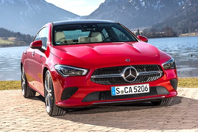 Front vom CLA Coupé in rot
