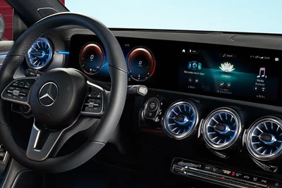 Mercedes-Benz CLA Shooting Brake Lenkrad Cockpit Display