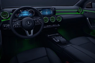 Mercedes-Benz CLA Shooting Brake dunkles Interieur mit grüner Ambientebeleuchtung