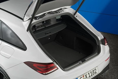 Mercedes-Benz CLA Shooting Brake weiß mit geöffnetem Kofferraum