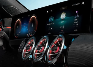 Mercedes-Benz CLA Shooting Brake Display und Ambientebeleuchtung