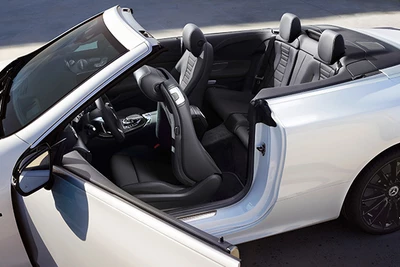 Mercedes-Benz Cabriolet Coupé geöffnetes Verdeck weiß geöffnete Tür seitlich