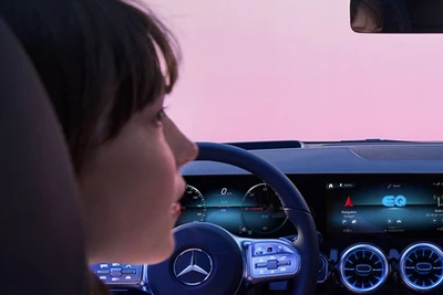 Mercedes Benz EQA Innenraum mit Frau im Vordergrund