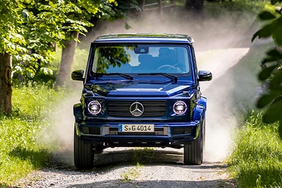 Mercedes-Benz G-Klasse blau auf einem staubigen Feldweg