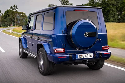 Mercedes-Benz G-Klasse blau von hinten auf einer Straße