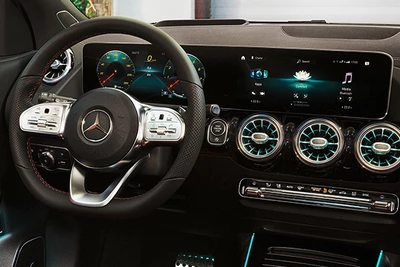 Mercedes-Benz GLA Interieur Lenkrad Cockpit