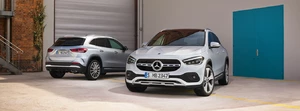 zwei Mercedes-Benz silber von vorne und von hinten vor Garage