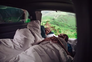 Mercedes-Benz V-Klasse mit zwei Menschen im Schlafsack