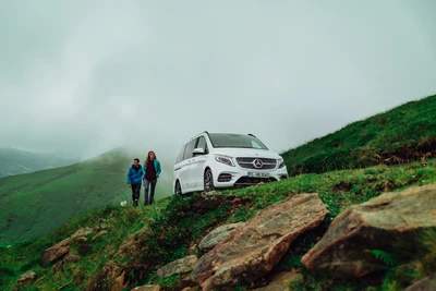 Mercedes-Benz V-Klasse in den Bergen mit zwei Menschen