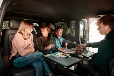 Kinder sitzen hinten in einer Mercedes-Benz V-Klasse