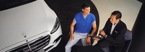 zwei Menschen im Gespräch vor einem Mercedes Benz Partnerschaft Generali STERNPARTNER TESMER