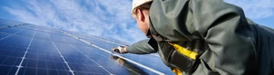 Photovoltaikanlage Monteur bringt Solaranlage auf einem Dach an
