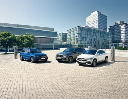Drei Mercedes Modelle an Ladestation