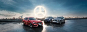 Roter Grauer und Blauer Mercedes nebeneinander im Hintergrund leuchtet der Mercedes Stern