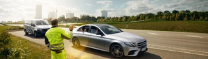 Mercedes Benz Service 24 Stunden Mitarbeiter winkt Familie im Auto