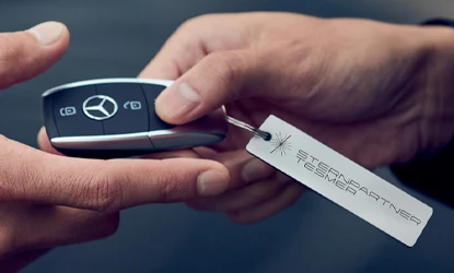 Mercedes Benz Autoschlüssel in der Hand Sternpartner Tesmer Anhänger