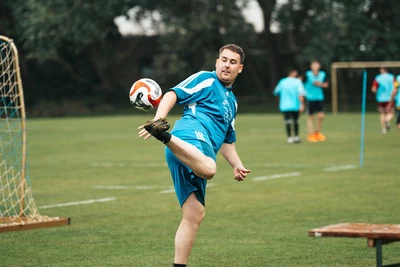 STERNPARTNER TESMER SPT Cup Fußballspieler kickt den Ball hoch