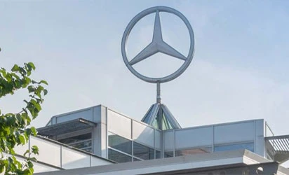 Mercedes Benz Stern auf dem Dach einer Filiale